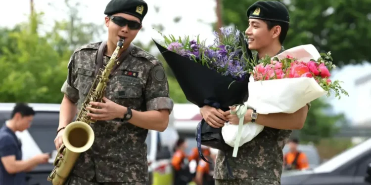 RM e V, do BTS, são liberados do serviço militar; saiba quem mais deve sair