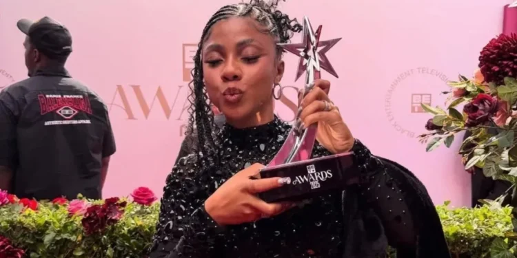 Brasileira AJuliaCosta vence BET Awards 2025: “É nosso”