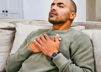 Caracterizada por dor no peito, palpitações e falta de ar, acredita-se que a síndrome do coração partido seja causada por estresse emocional ou físico extremo  • Moyo Studio/GettyImages