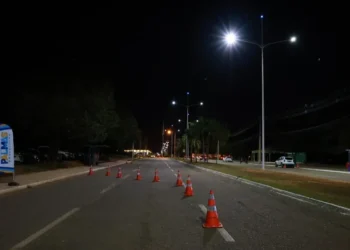Após inauguração de iluminação da Av. JK, gestão entregará restaurantes comunitários