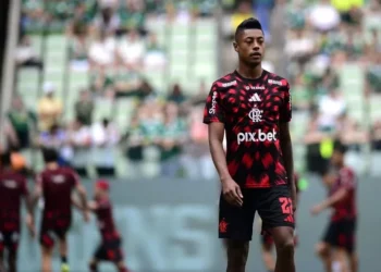 Bruno Henrique, do Flamengo, no aquecimento antes do jogo contra o Palmeiras, no Allianz Parque, pelo Campeonato Brasileiro — Foto: Marcos Ribolli