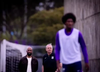 Fabinho Soldado, executivo de futebol do Corinthians, e Osmar Stabile, presidente em exercício — Foto: Rodrigo Coca/Agência Corinthians