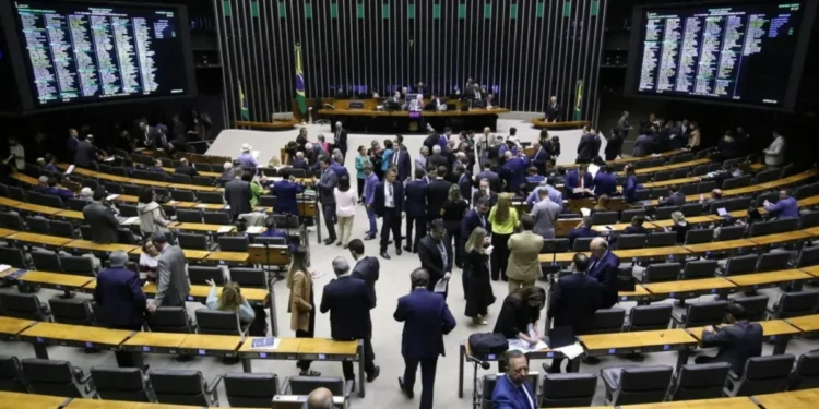 Reforma administrativa deve prever corte de salário e jornada de servidor