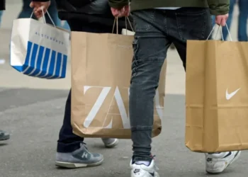 Rua de comércio em Hamburgo, Alemanha • 03/12/2022 REUTERS/Fabian Bimmer/File Photo