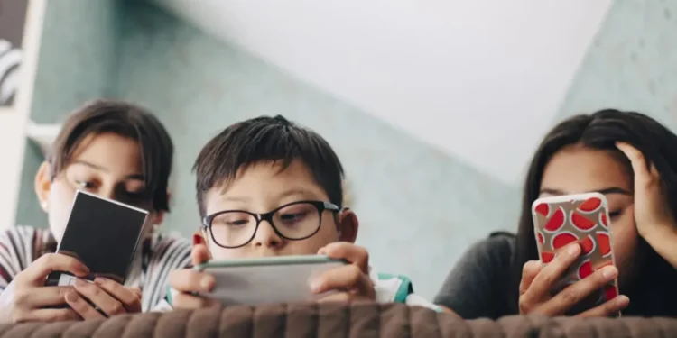 Seu filho se comporta mal? Uso de telas pode ser a causa; entenda