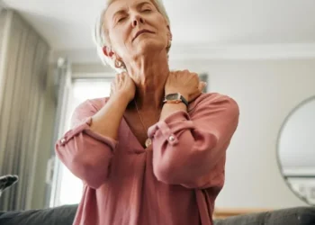 Fibromialgia atinge entre 80–90% das mulheres diagnosticadas, causando dores crônicas e fadiga incapacitante -
crédito: Peopleimages.com - YuriArcurs