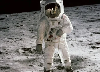 Buzz Aldrin anda na Lua durante a missão Apollo 11, em 1969 • Reprodução/Nasa
