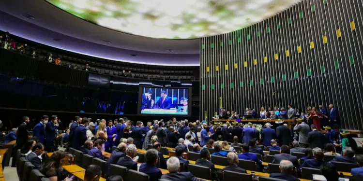 Novos deputados são diplomados para cumprir decisão do Supremo