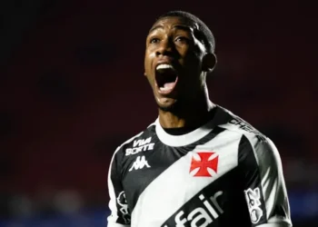 Rayan comemora um dos gols do Vasco contra o São Paulo, pelo Brasileirão • Matheus Lima/Vasco
