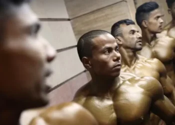 Participantes de uma competição de musculação ficam em fila antes de entrar no palco para se apresentar, em Dhaka, Bangladesh — Foto: Mohammad Ponir Hossain/Reuters