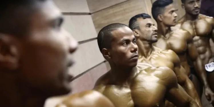 Participantes de uma competição de musculação ficam em fila antes de entrar no palco para se apresentar, em Dhaka, Bangladesh — Foto: Mohammad Ponir Hossain/Reuters