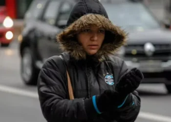 Pedestre se protege do frio com gorro e luvas na Avenida Brigadeiro Faria Lima, região central de São Paulo. — Foto: Marivaldo Oliveira/Código19/Estadão Conteúdo/Arquivo