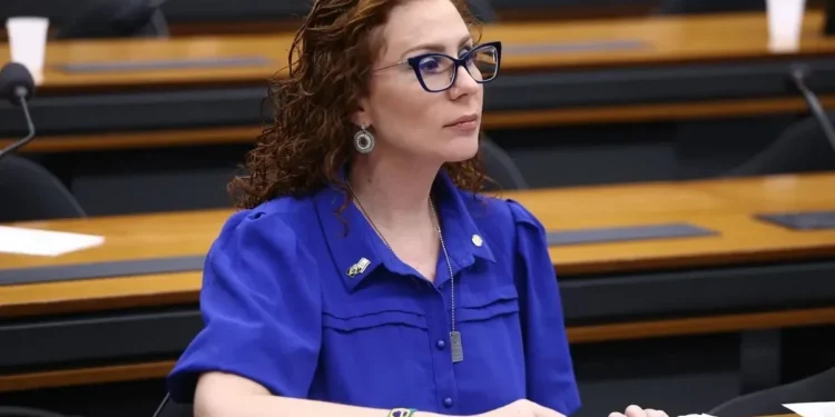 PF descobre localização de Carla Zambelli na Itália