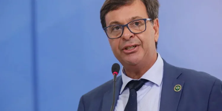 Ao deixar prisão, ex-ministro diz à CNN que vai esclarecer “mal-entendido”