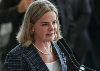 Não cessa eficácia, diz Gleisi sobre urgência para derrubar decreto do IOF