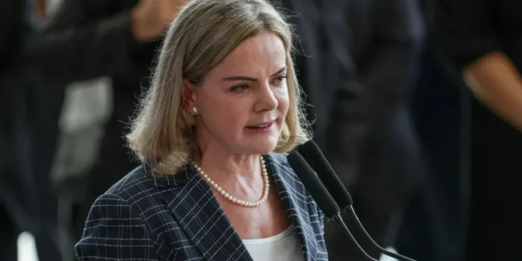 Não cessa eficácia, diz Gleisi sobre urgência para derrubar decreto do IOF