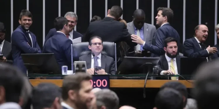 Deputados aprovam urgência para projeto que atualiza tabela do IR