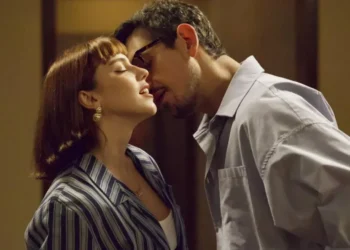 Renato (João Vicente de Castro) e Solange (Alice Wegmann) têm sua primeira noite juntos • Globo/ Manoella Mello
