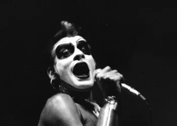 Ney Matogrosso durante show do grupo Secos & Molhados em São Paulo, 1973 • KENJI HONDA/ESTADÃO CONTEÚDO/AE/Código imagem:219760