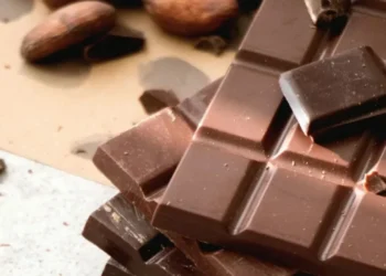 Estudo mostrou que o consumo de chocolate amargo pode reduzir os riscos de doenças cardiovasculares  • Tetiana Bykovets/Unsplash