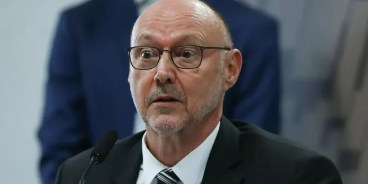 Servidores da Abin pedem saída de diretor-geral indiciado pela PF