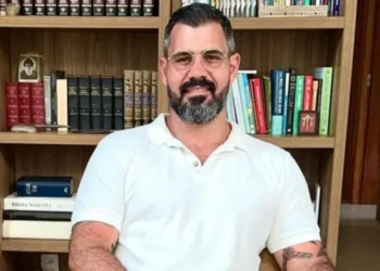 Juliano Cazarré muda visual e raspa a cabeça; veja como ficou • Reprodução/Juliano Cazarré/Instagram