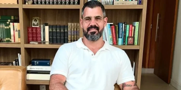 Juliano Cazarré raspa a cabeça e exibe novo visual; veja