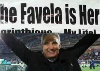 Tite “volta” ao Corinthians em jogo que celebra Libertadores de 2012