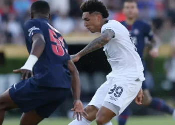 Igor Jesus finaliza para abrir o placar em PSG x Botafogo • Stu Forster/Getty Images