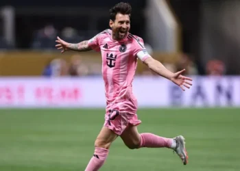 Messi marca golaço de falta em Inter Miami x Porto pelo Mundial de Clubes • Robbie Jay Barratt - AMA/Getty Images