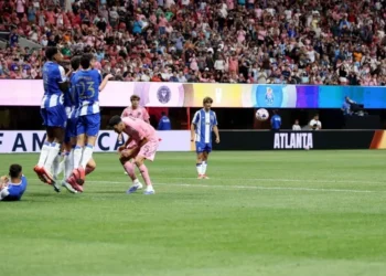 Messi marca golaço de falta em Inter Miami x Porto pelo Mundial de Clubes • Alex Grimm/Getty Images
