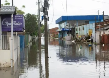 Chuva causa alagamento na Rua da Associação, no bairro Mathias Velho, na cidade de Canoas • RAPHAEL PIERRE/ASI/ESTADÃO CONTEÚDO