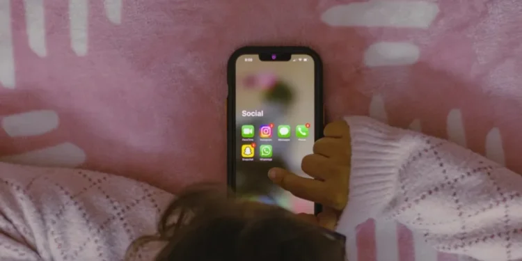 Estudo alerta sobre riscos do excesso digital e suicídio entre adolescentes