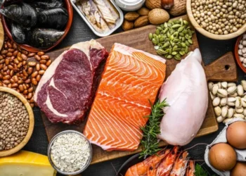 Entre os alimentos ricos em proteínas, estão a carne bovina e suína, frango, ovos, peixes, laticínios, leguminosas, grãos e oleaginosas  • fcafotodigital/GettyImages