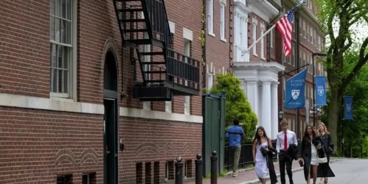 Na Universidade de Harvard, os estudantes estrangeiros representaram cerca de 27% da população estudantil total no ano passado • 23/05/2025REUTERS/Faith Ninivaggi