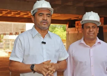 Governador Wanderlei Barbosa assina ordem de serviço para reforma de colégio militar em Paranã nesta segunda-feira, 23 - Aldemar Ribeiro/Governo do Tocantins