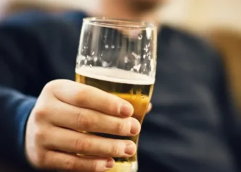 Pesquisadores acreditam que o aumento dos níveis de dopamina no cérebro pode ajudar a combater o alcoolismo  • Sally Anscombe/GettyImages