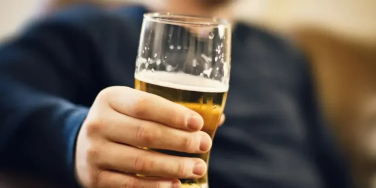 Pesquisadores acreditam que o aumento dos níveis de dopamina no cérebro pode ajudar a combater o alcoolismo • Sally Anscombe/GettyImages