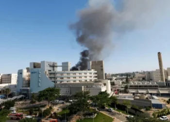 Fumaça sobe do Centro Médico Soroka após um ataque com míssil do Irã contra Israel • Amir Cohen/Reuters