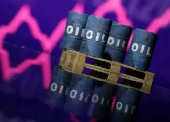 Miniaturas de barris de petróleo e um gráfico de estoque crescente são vistos nesta ilustração Miniaturas de barris de petróleo e um gráfico de estoque crescente são vistos nesta ilustração • 15/01/2024 - REUTERS/Dado Ruvic