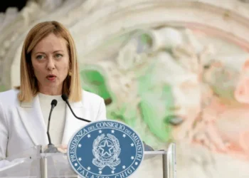 Primeira-ministra da Itália, Giorgia Meloni, durante cerimônia, em Roma. • REUTERS/Remo Casilli