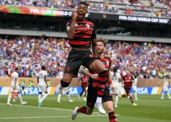 Bruno Henrique comemora gol do Flamengo contra o Chelsea • Foto: David Ramos/Getty Images