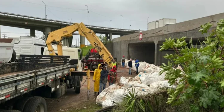 Chuva no RS: Porto Alegre começa a fechar comportas para evitar inundações