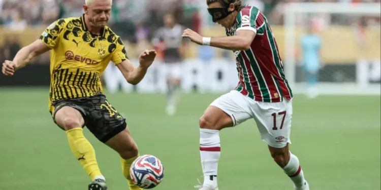 Canobbio, do Fluminense, disputa bola com Ryerson, do Dortmund • LUCAS MERÇON / FLUMINENSE