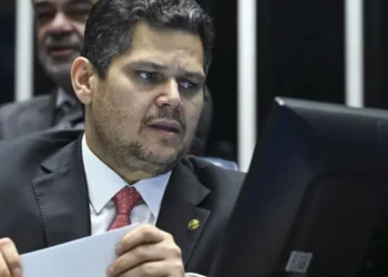 O presidente do Senado, Davi Alcolumbre (União-AP); senador acordou votação de projeto com líderes da Câmara • Foto: Jefferson Rudy/Agência Senado