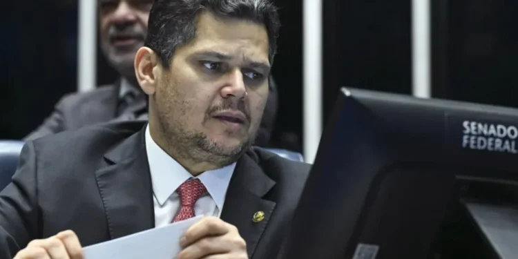 O presidente do Senado, Davi Alcolumbre (União-AP); senador acordou votação de projeto com líderes da Câmara  • Foto: Jefferson Rudy/Agência Senado