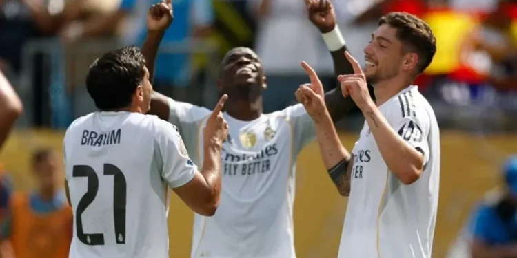 Brahim, Vini Jr. e Valverde comemoram o terceiro gol do Real Madrid sobre o Pachuca • Reprodução/X @realmadrid