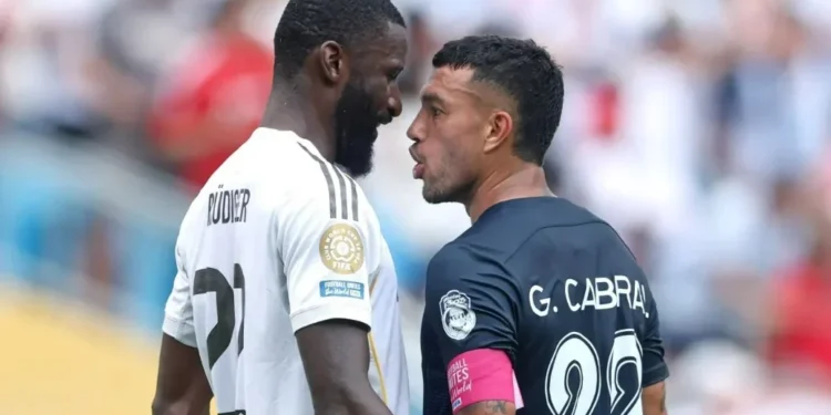 Rüdiger discute com Gustavo Cabral em Real Madrid x Pachuca; o zagueiro alemão fez acusação de racismo • Richard Pelham/Getty Images