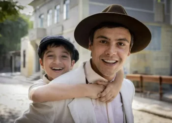 Candinho (Sergio Guizé) e Samir (Davi Malizia) • Reprodução/TV Globo