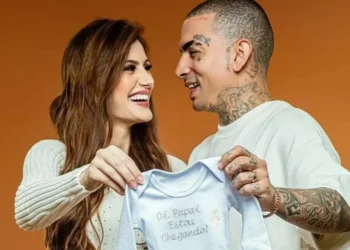 MC Guimê e Fernanda Stroschein realizaram o chá revelação da filha no domingo (22) • Instagram/MC Guimê